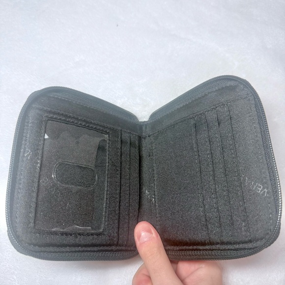 Vera Bradley Petite Zip-Around Wallet Black Quilted EUC Chic Compact Trendy - Picture 3 of 3